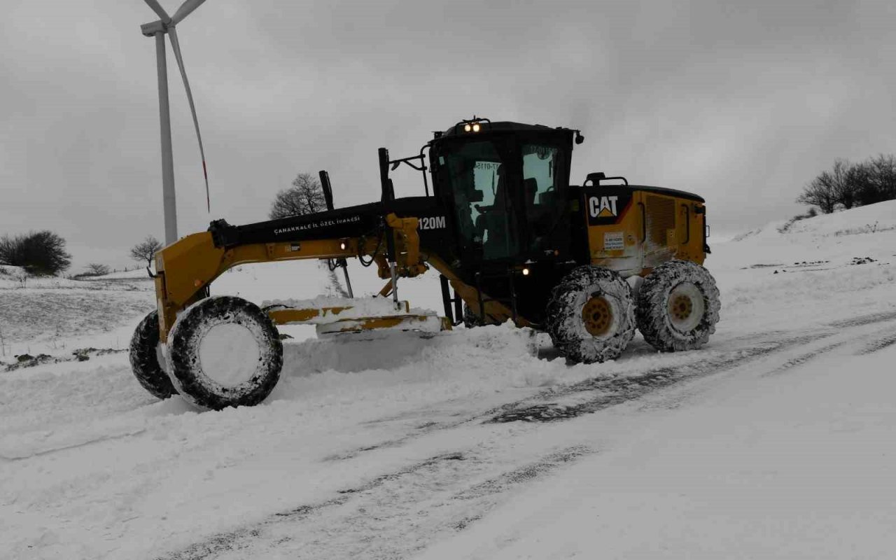 Lapseki’de karla mücadele çalışmaları devam ediyor