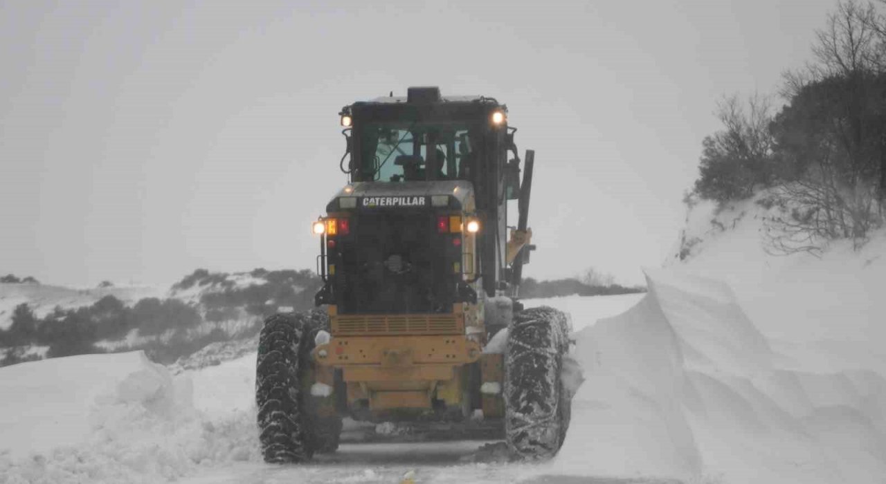 Lapseki’de karla mücadele çalışmaları devam ediyor