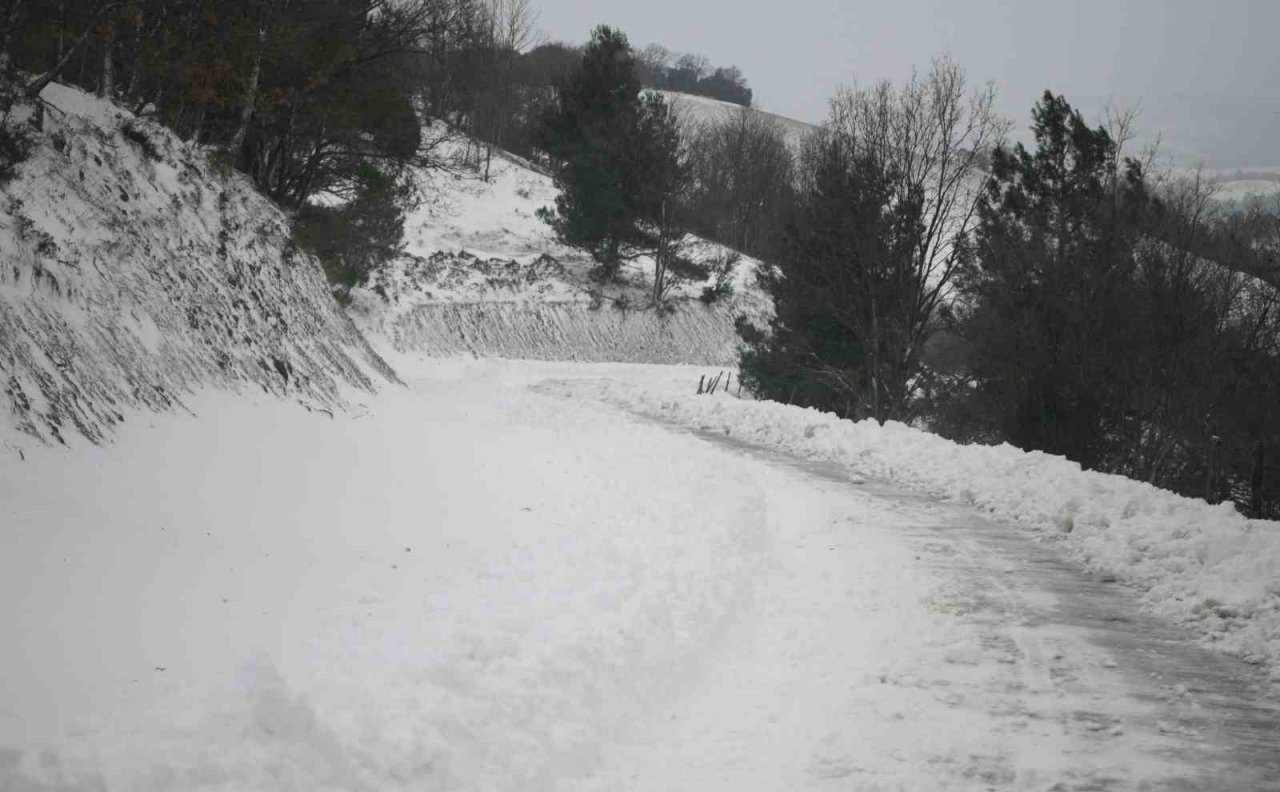 Lapseki’de karla mücadele çalışmaları devam ediyor