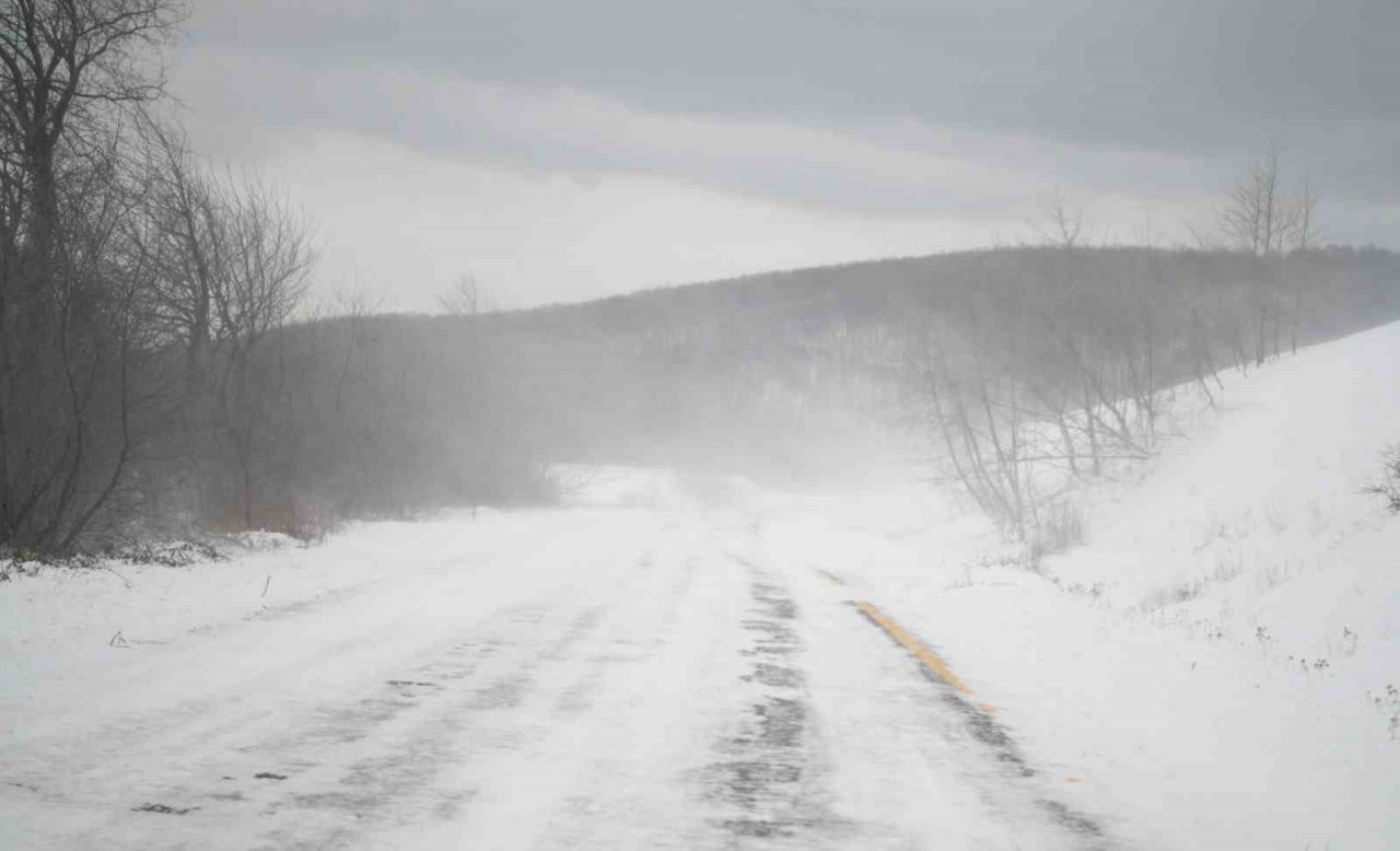 Lapseki’de karla mücadele çalışmaları devam ediyor