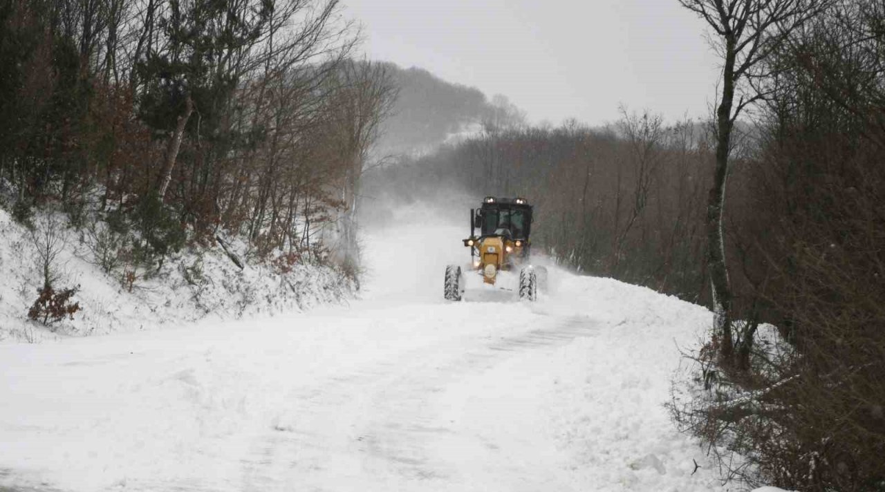 Lapseki’de karla mücadele çalışmaları devam ediyor