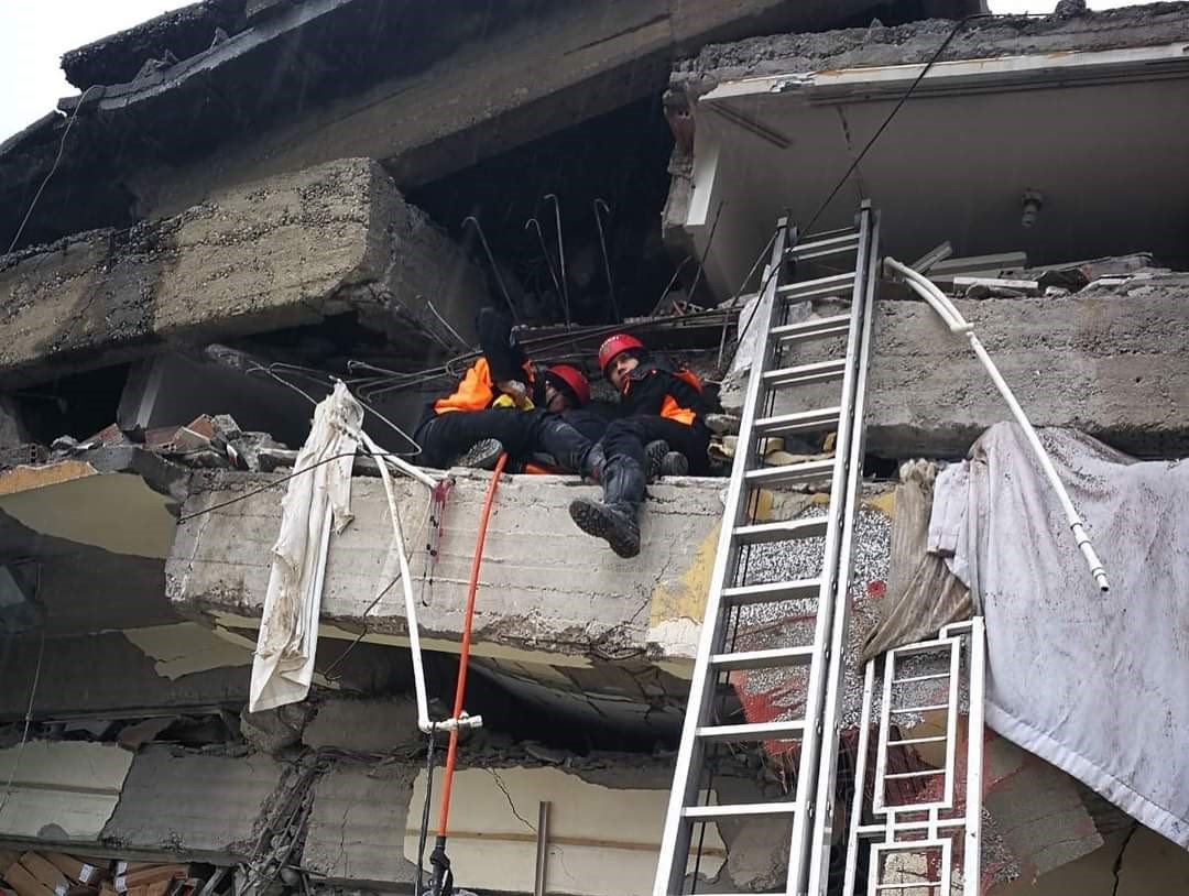 Kayseri İtfaiyesi enkaz altından 18 kişiyi sağ olarak çıkardı