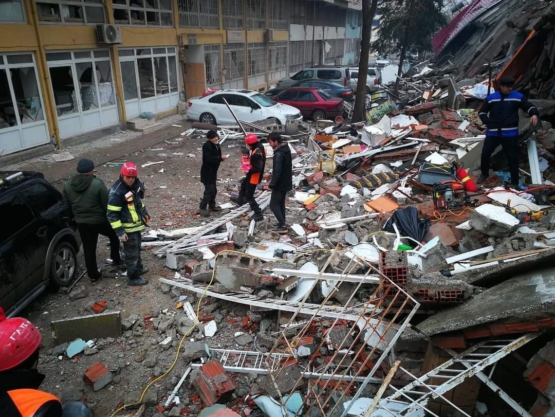 Kayseri İtfaiyesi enkaz altından 18 kişiyi sağ olarak çıkardı