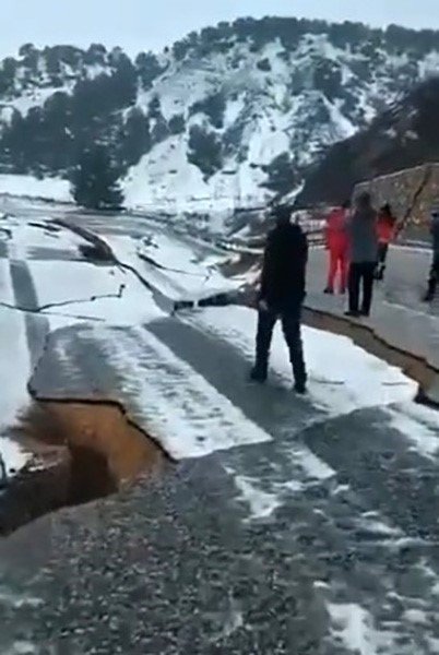 Çöken Adana - Antep otobanından çarpıcı görüntü