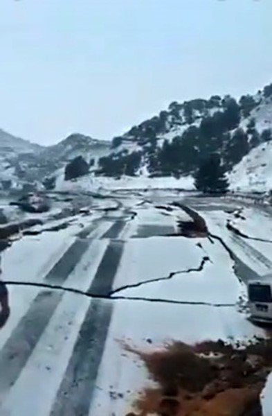 Çöken Adana - Antep otobanından çarpıcı görüntü