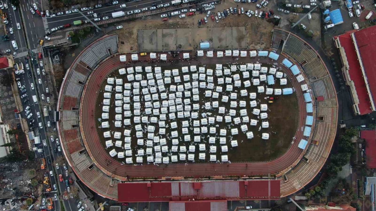 12 Şubat Stadyumu çadır kente dönüştürüldü