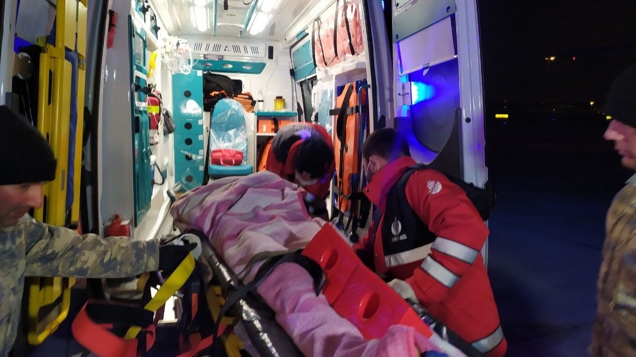 Depremde yaralanan 51 kişi askeri uçakla İstanbul’a getirildi