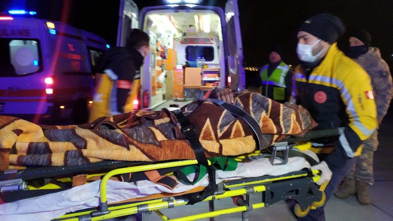 Depremde yaralanan 51 kişi askeri uçakla İstanbul’a getirildi
