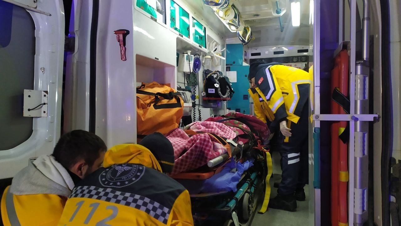 Depremde yaralanan 51 kişi askeri uçakla İstanbul’a getirildi