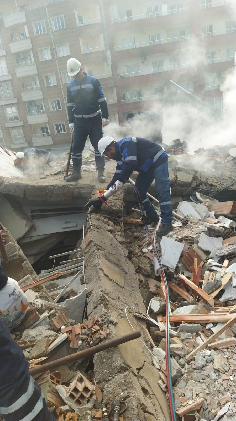 Dicle Elektrik tüm imkanlarıyla depremle mücadeleye destek veriyor