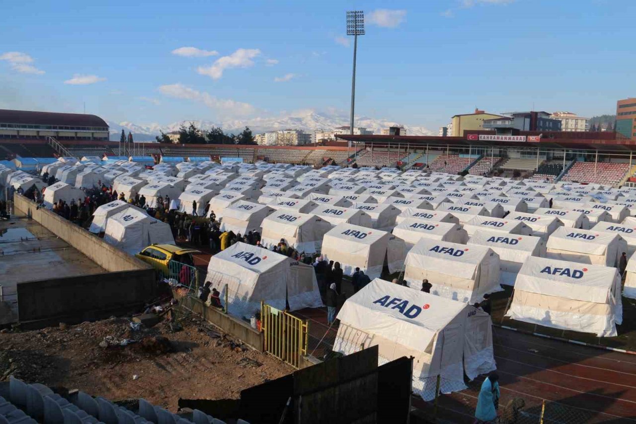 12 Şubat Stadyumu çadır kente dönüştürüldü