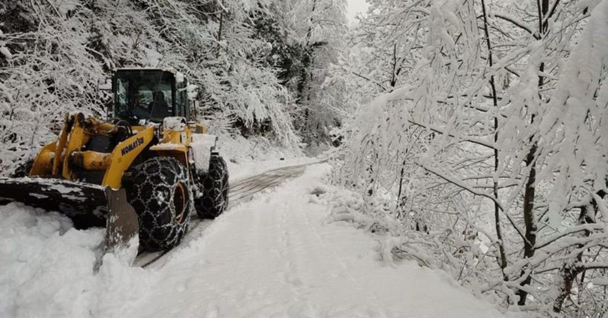 Düzce’de kar köy yollarını kapattı, ekipler harekete geçti