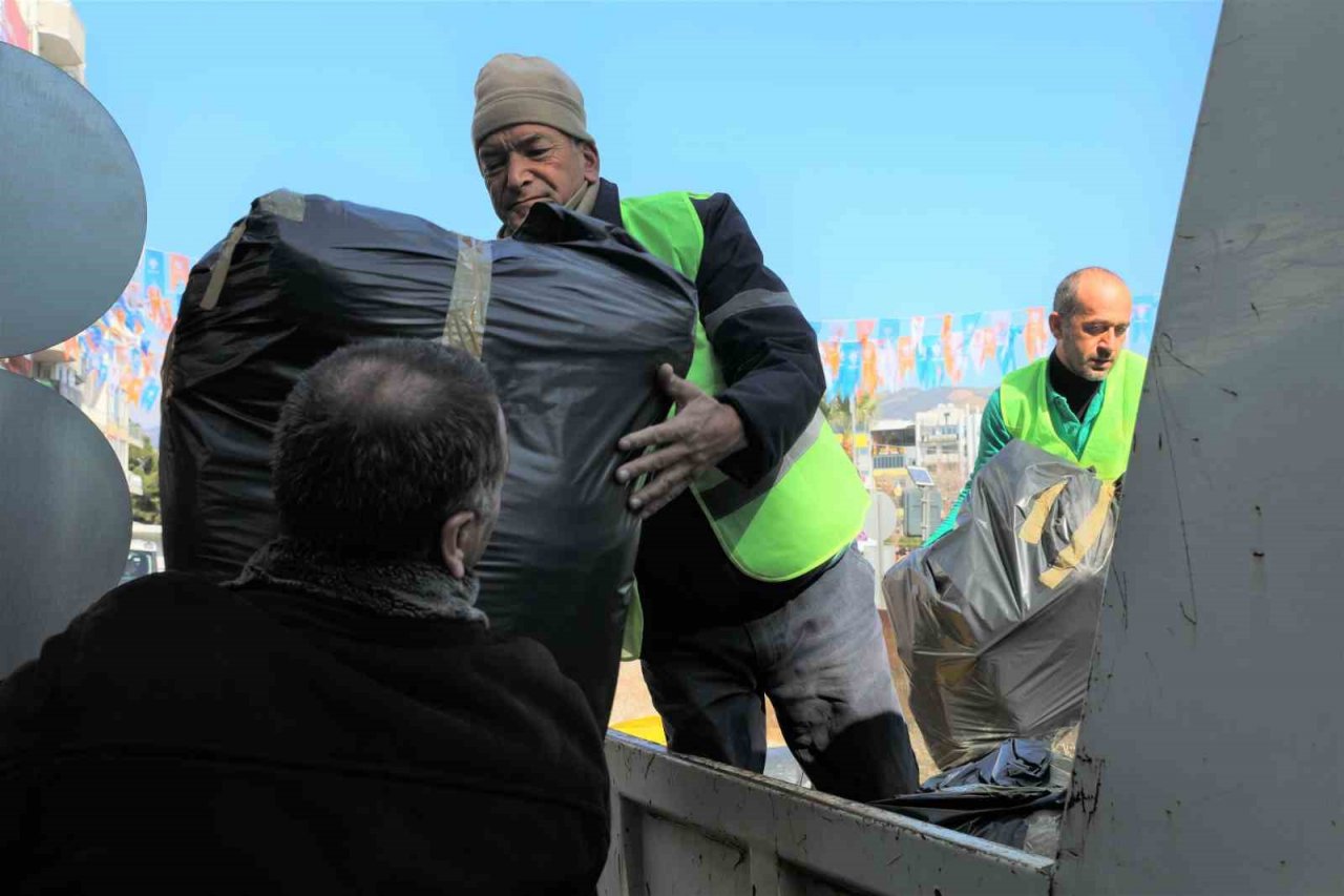 Efeler’in yardım kampanyası yoğun katılımla devam ediyor