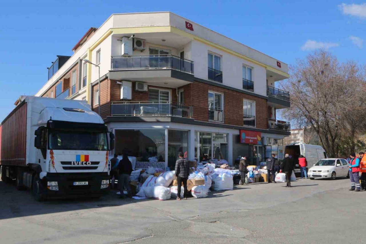 Efeler’in yardım kampanyası yoğun katılımla devam ediyor