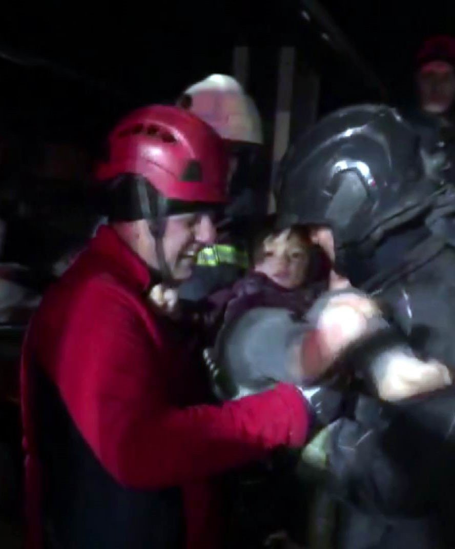 Samsun itfaiyesi Elbistan’da 5 kişiyi enkazdan kurtardı