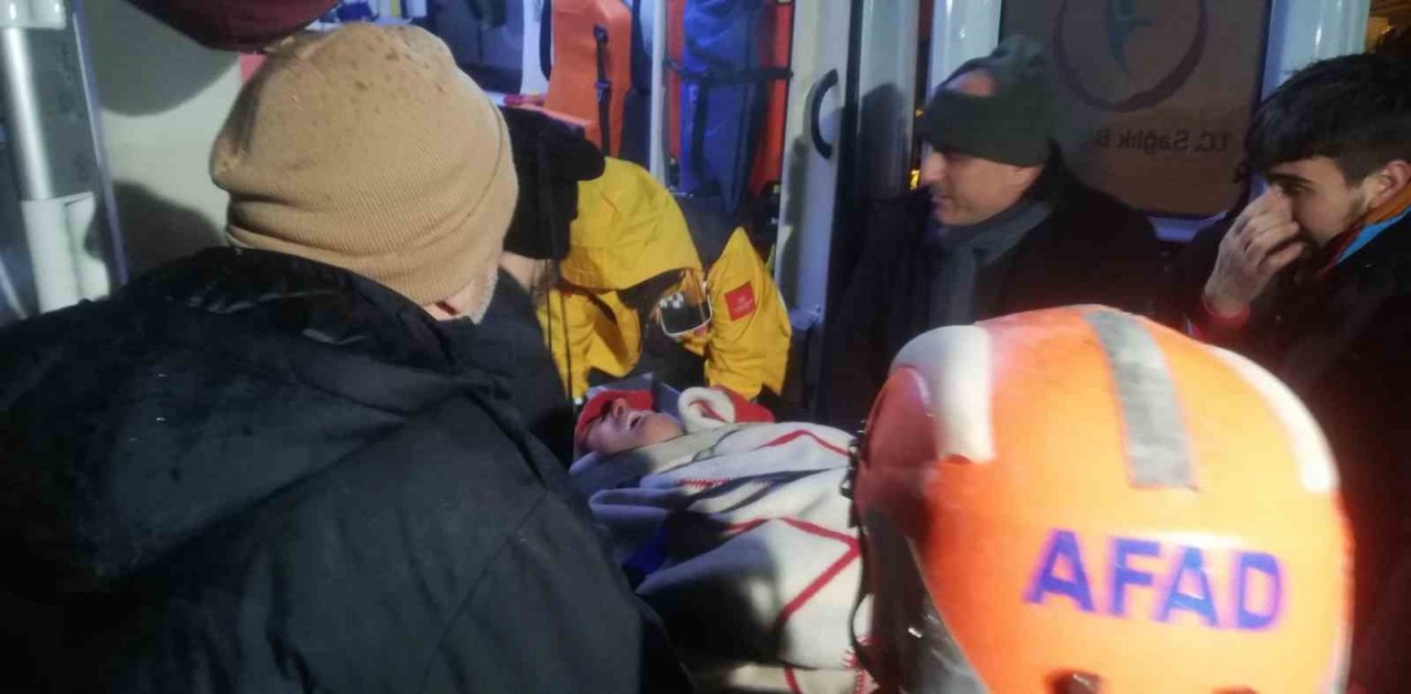 Enkazdan 20 saat sonra çıkartıldı