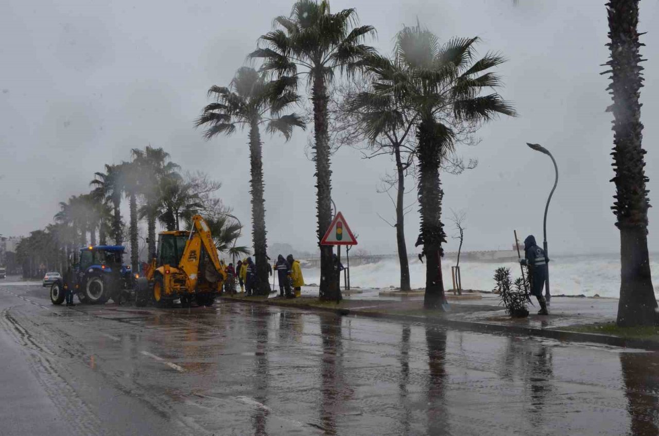 Fatsa’da dev dalgalar karayoluna ulaştı