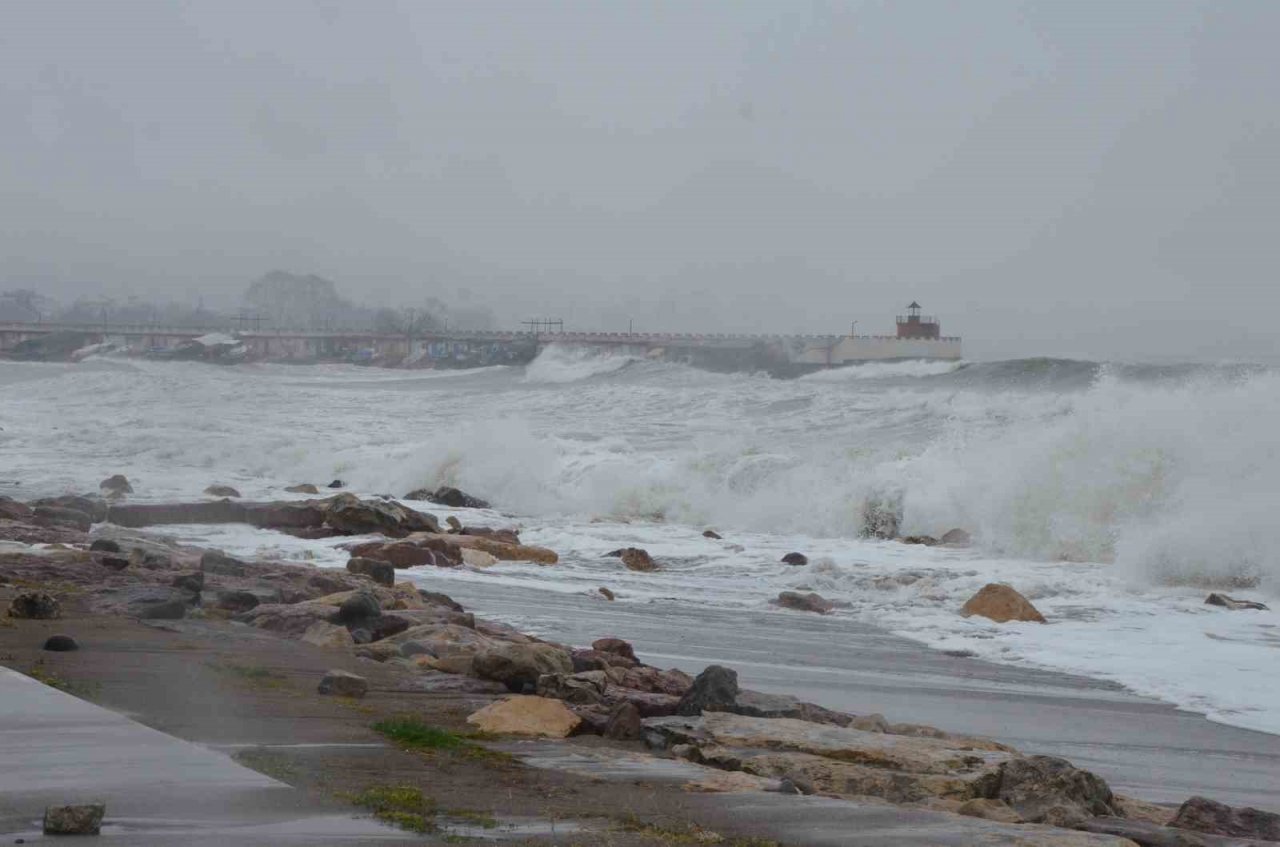 Fatsa’da dev dalgalar karayoluna ulaştı