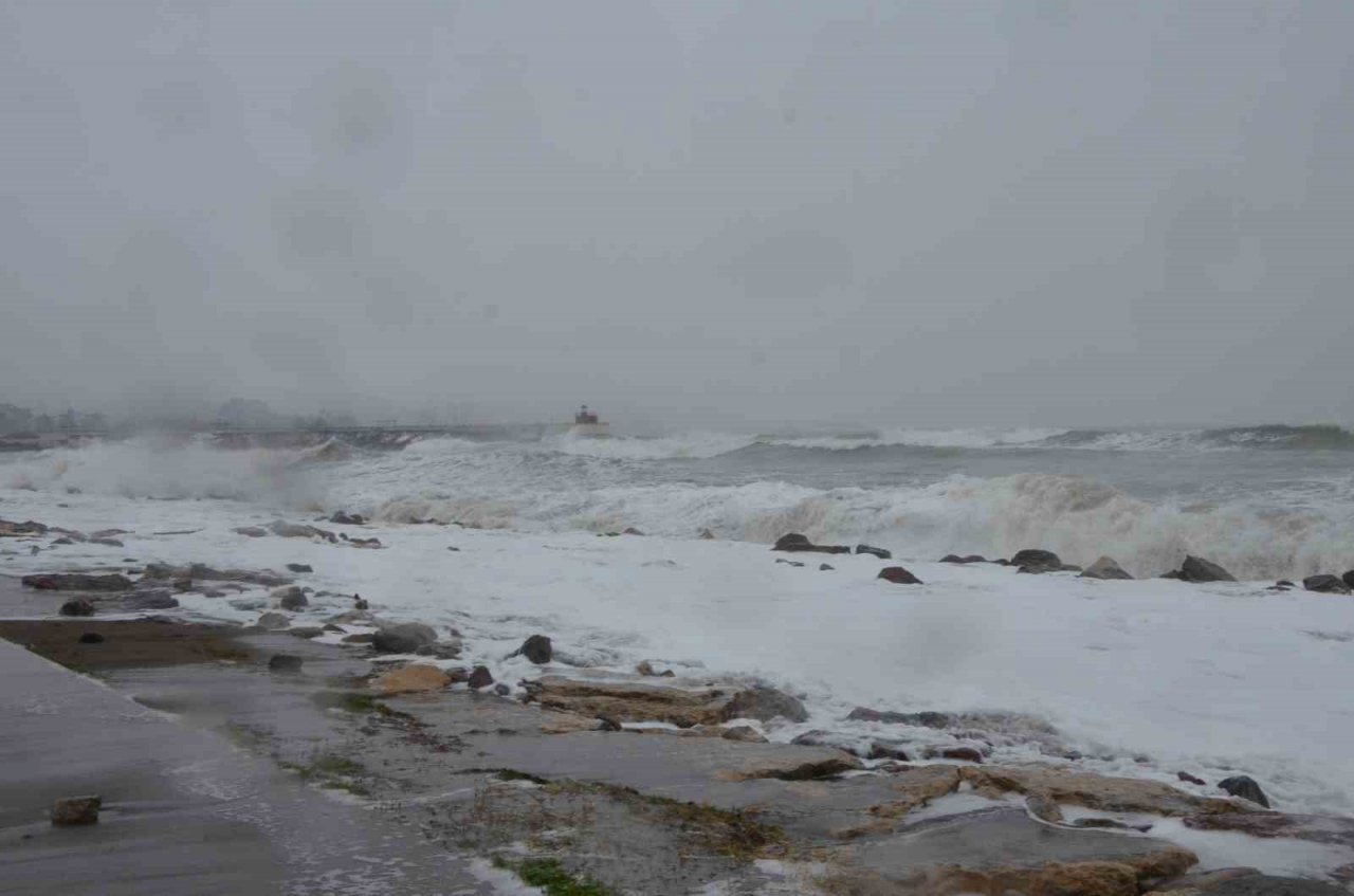 Fatsa’da dev dalgalar karayoluna ulaştı