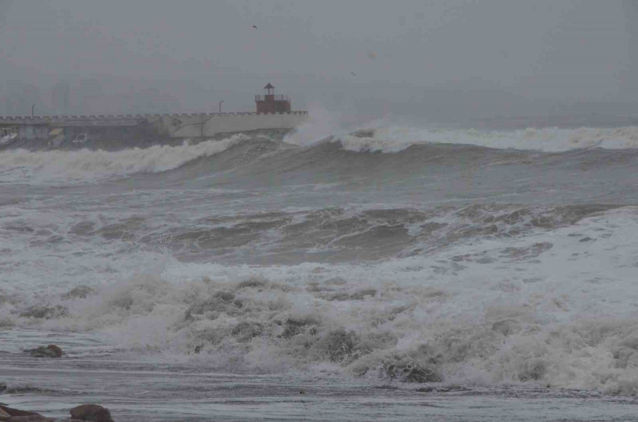 Fatsa’da dev dalgalar karayoluna ulaştı