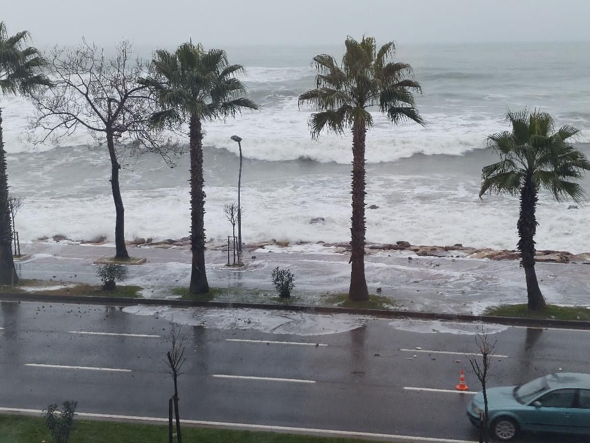 Fatsa’da dev dalgalar karayoluna ulaştı