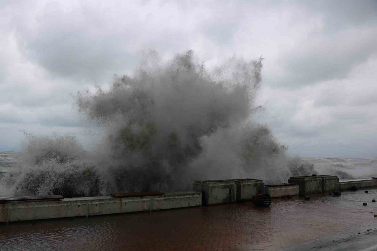 Karadeniz’de dev dalgalar