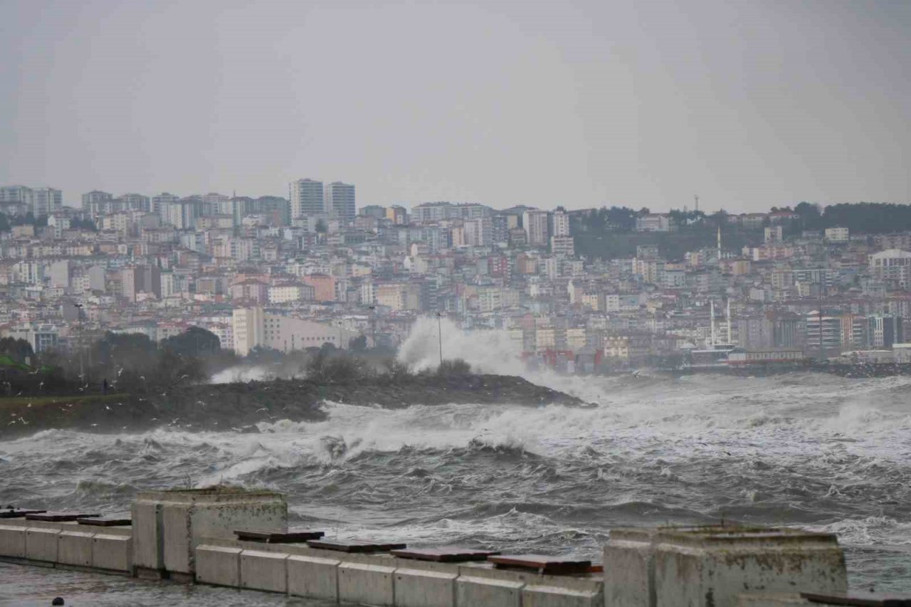 Karadeniz’de dev dalgalar