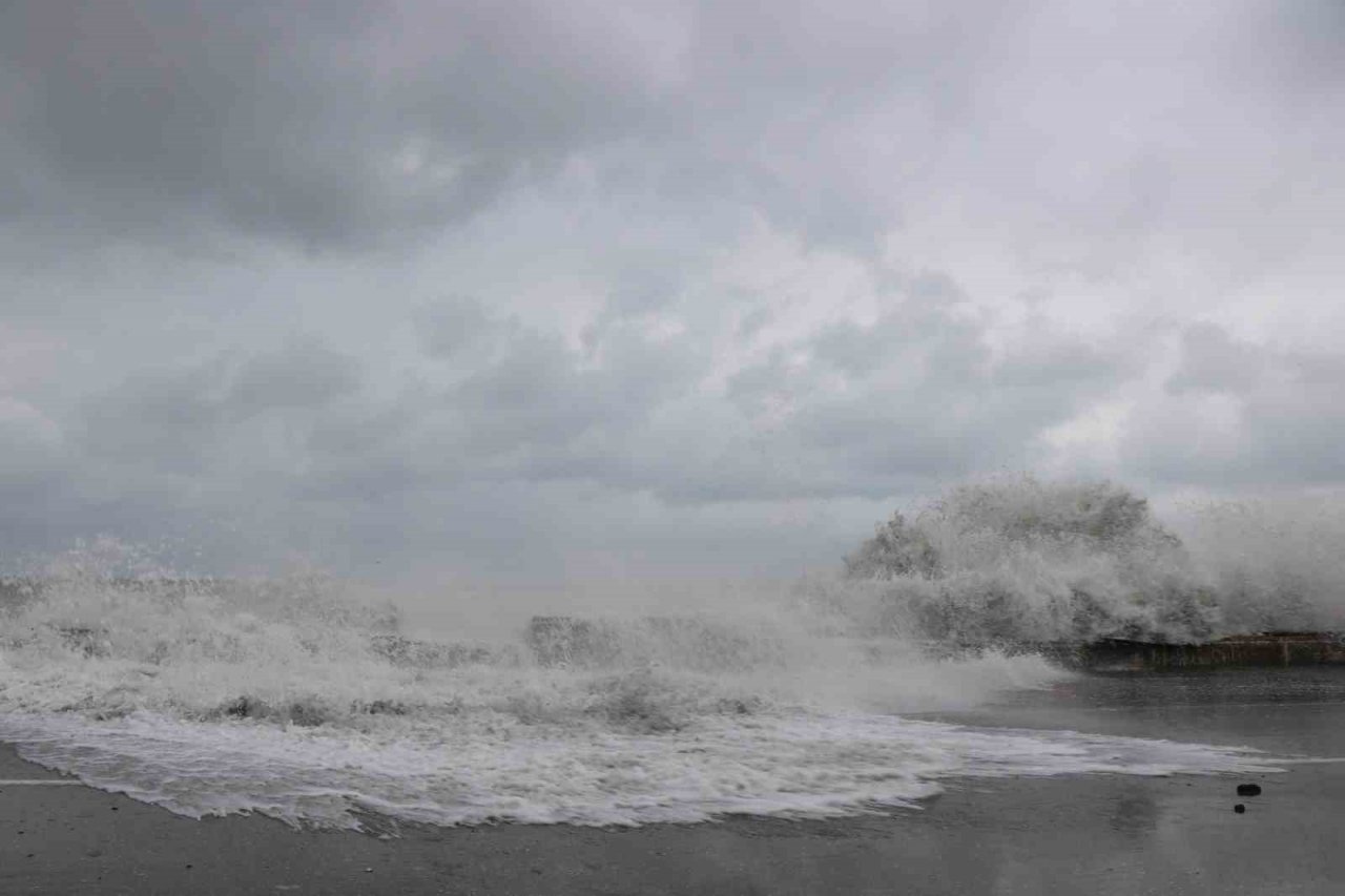 Karadeniz’de dev dalgalar