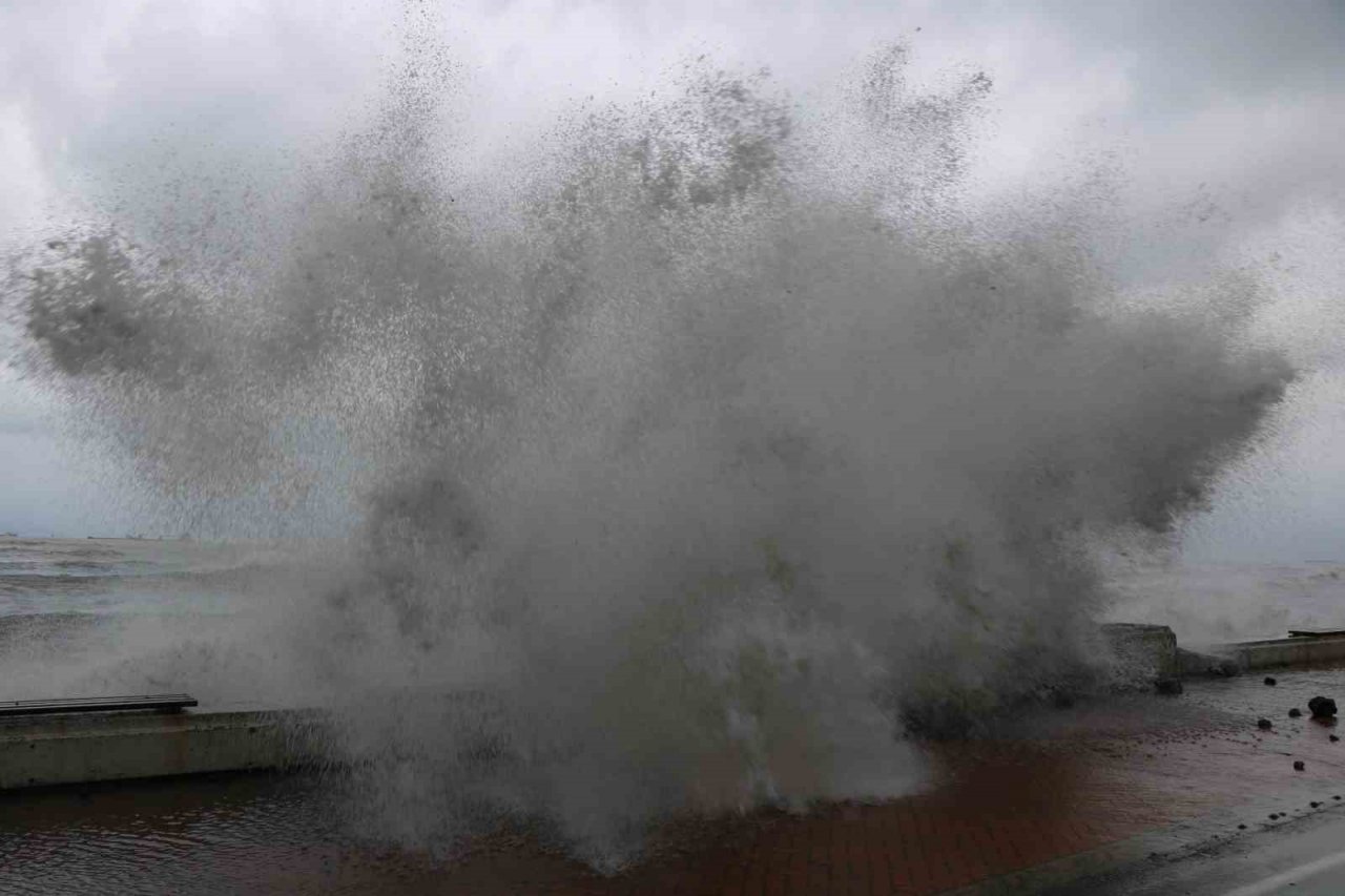 Karadeniz’de dev dalgalar