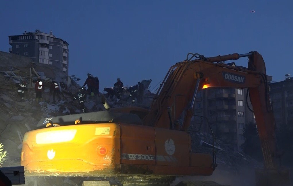 Emre Apartmanı’nda arama kurtarma çalışmaları 38. saatinde