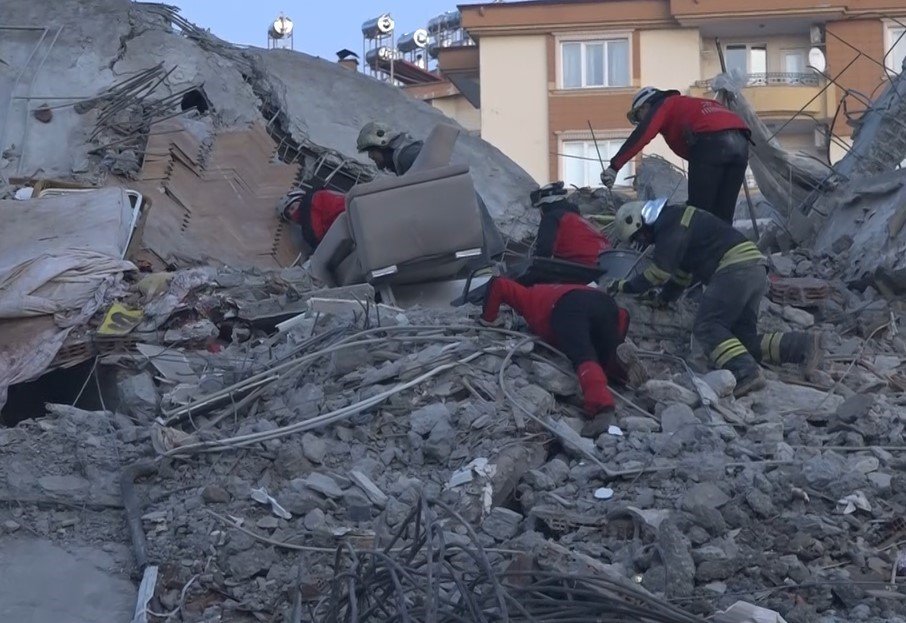 Emre Apartmanı’nda arama kurtarma çalışmaları 38. saatinde