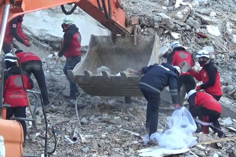 Emre Apartmanı’nda arama kurtarma çalışmaları 38. saatinde