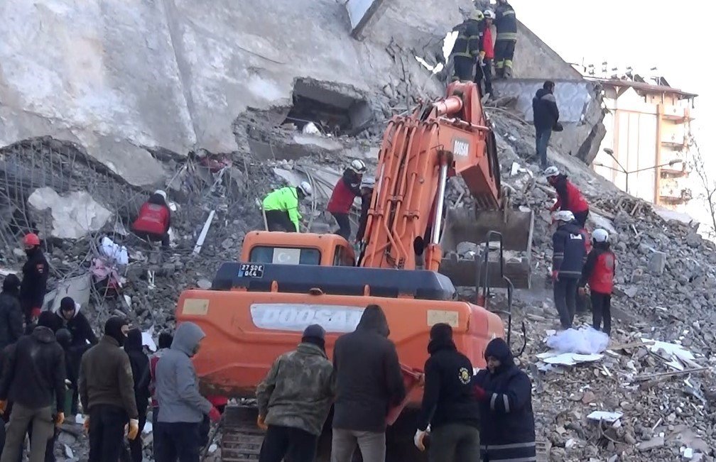 Emre Apartmanı’nda arama kurtarma çalışmaları 38. saatinde