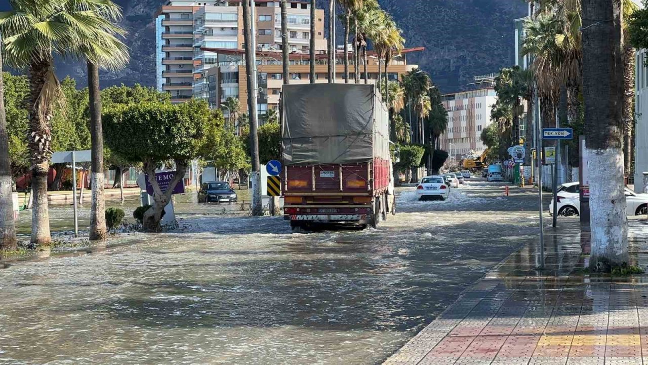 Depremin vurduğu Hatay İskenderun’da deniz seviyesi yükselmeye başladı