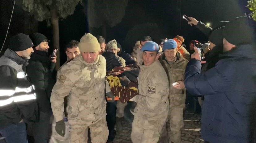 Hatay’da 42 saat sonra enkazdan kurtarılan Fatma teyze: "Hepinizi çok seviyorum"