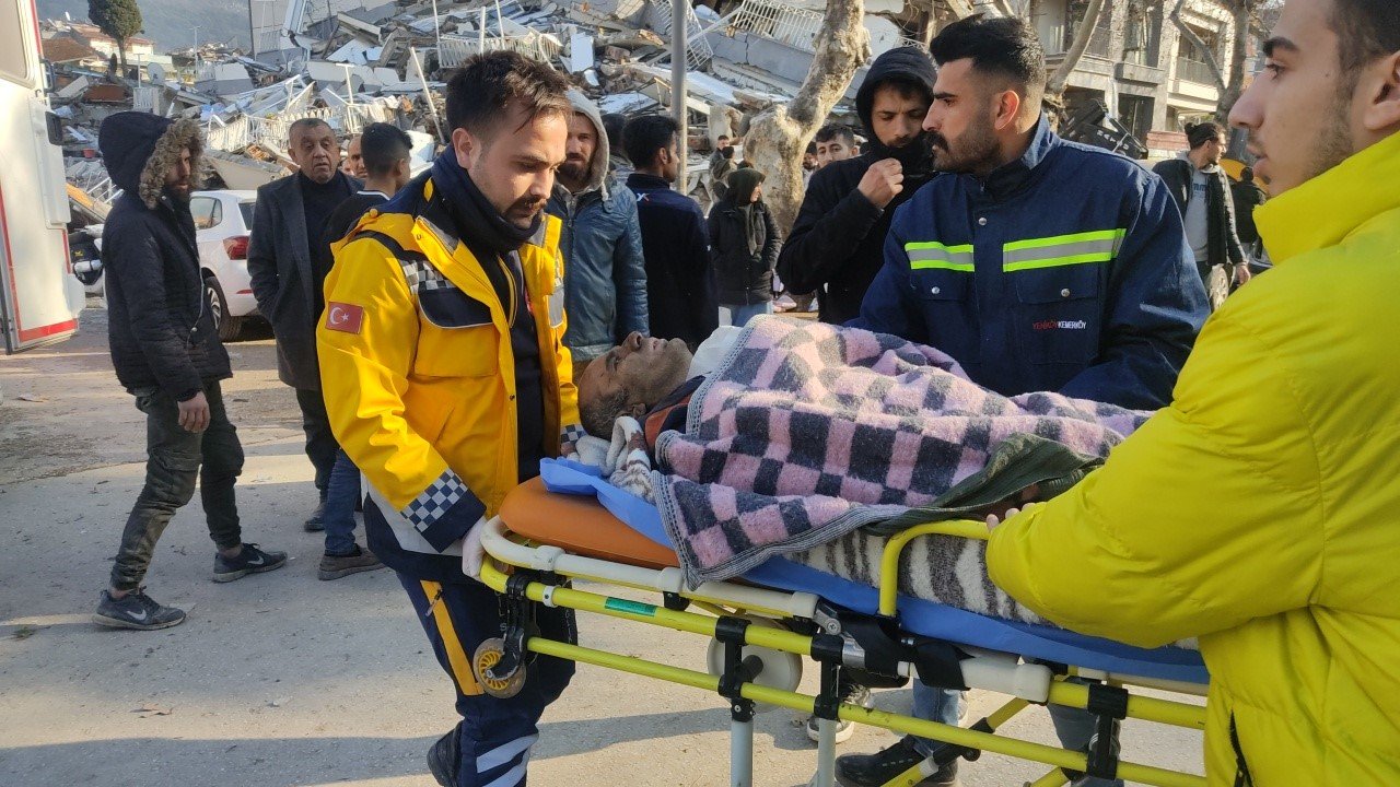 Antakya’da 3 kişi enkazdan sağ çıkarıldı