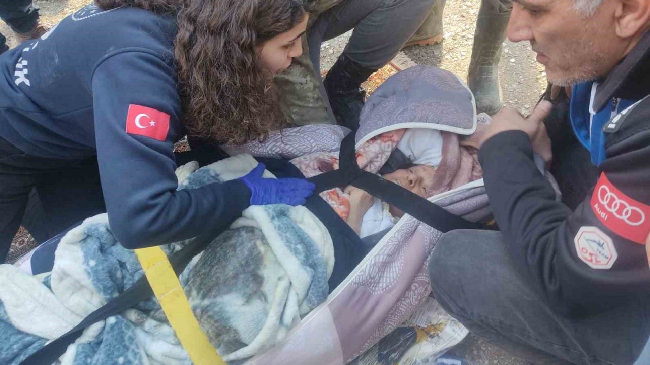 Antakya’da 3 kişi enkazdan sağ çıkarıldı