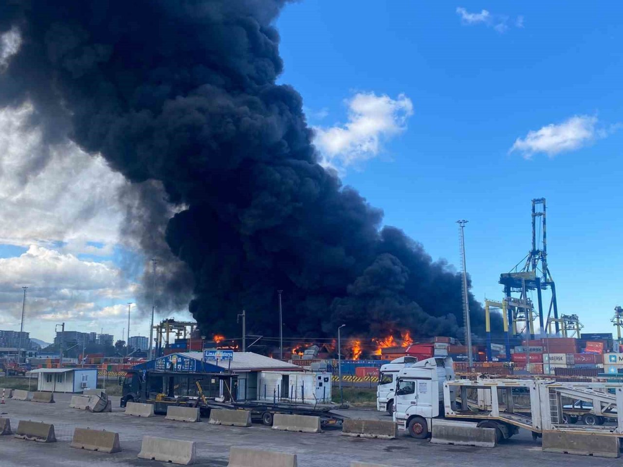 Depremden sonra limanda çıkan yangın devam ediyor