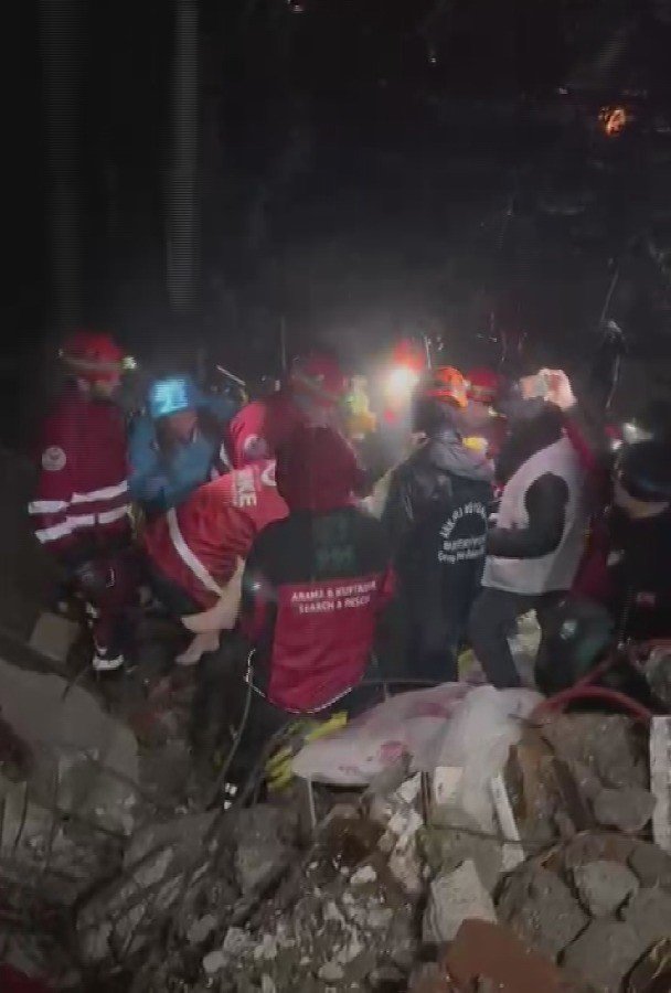 Kahramankazan Belediyesi, deprem bölgesinde enkaz çalışmalarına yardım ediyor