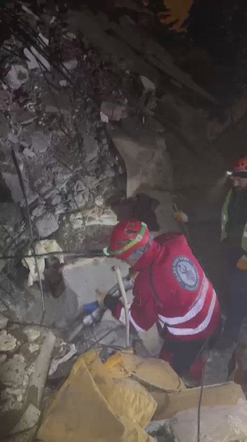 Kahramankazan Belediyesi, deprem bölgesinde enkaz çalışmalarına yardım ediyor