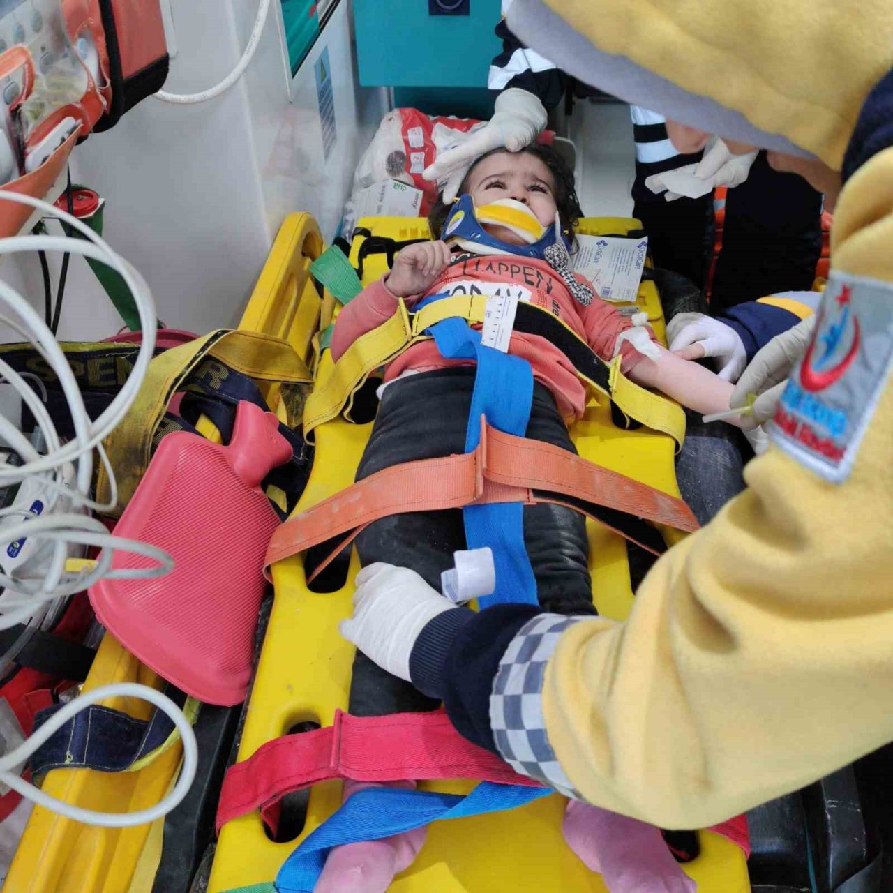 2 yaşındaki çocuk ile annesi 26 saat sonra sağ çıkarıldı