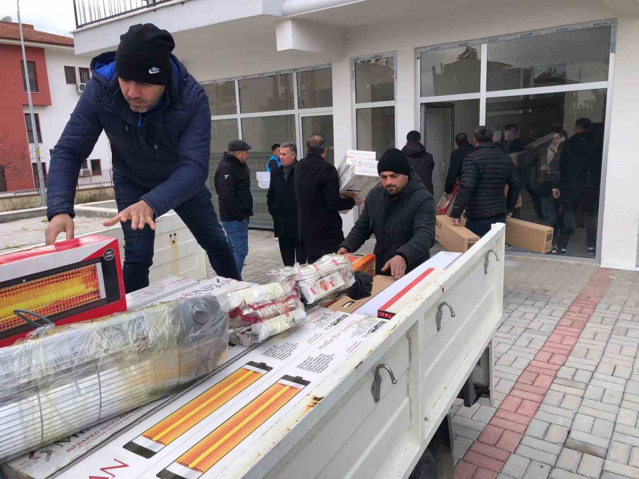 Buharkent depremzedeler için tek yürek oldu