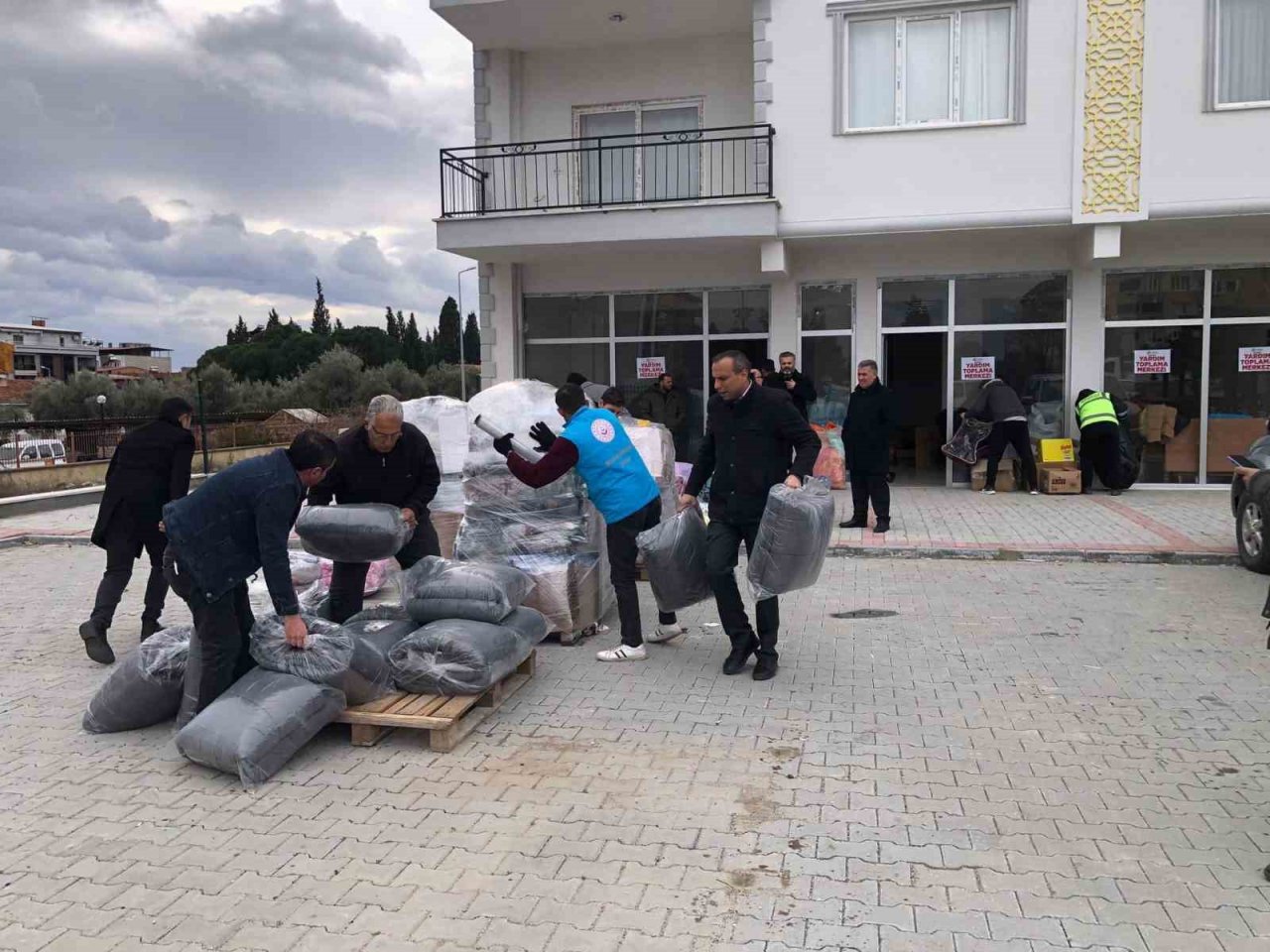 Buharkent depremzedeler için tek yürek oldu