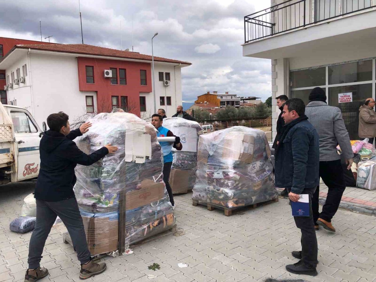 Buharkent depremzedeler için tek yürek oldu