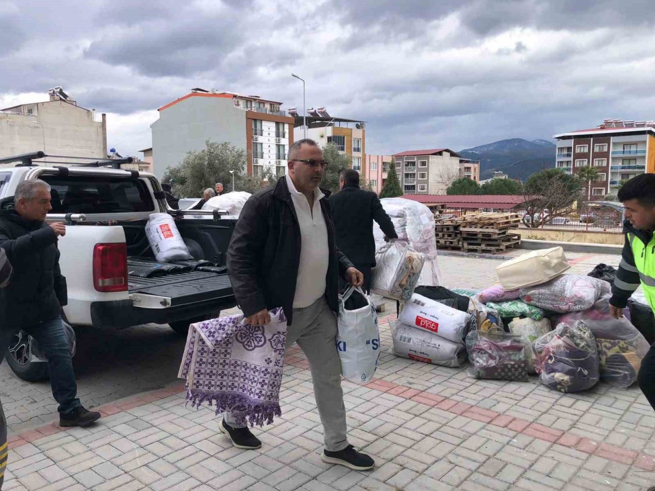 Buharkent depremzedeler için tek yürek oldu