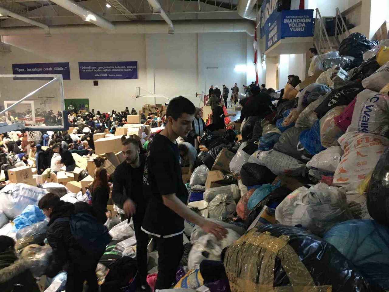 Bayrampaşa depremzedeler için birlik oldu