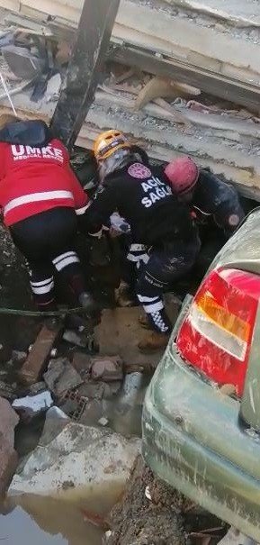 Enkazdan 33 saat sonra kurtarılan 14 aylık Arya, ikizi Azra’ya kavuşacak