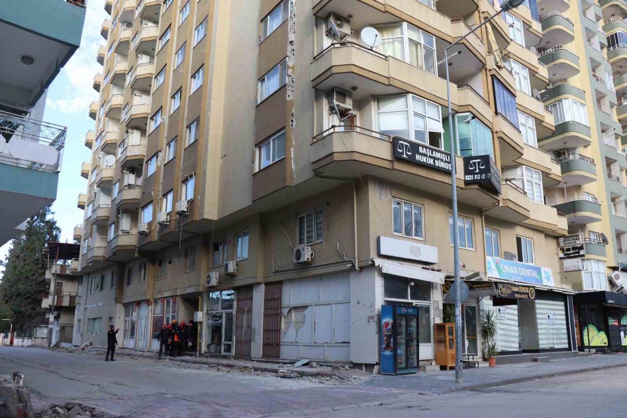 Ağır hasarlı binada mahsur kalan obezite hastası kurtarıldı