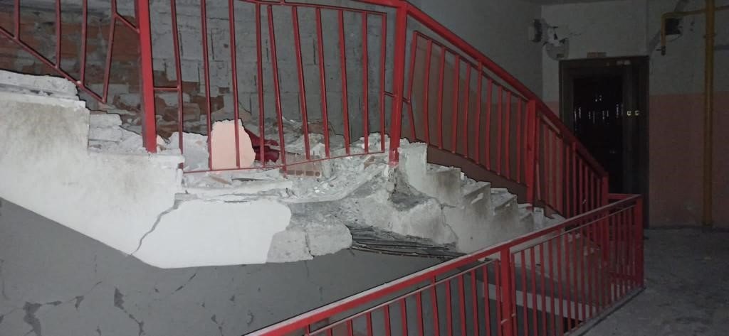 Hasarlı binada mahsur kalan yaşlı kadın kurtarıldı