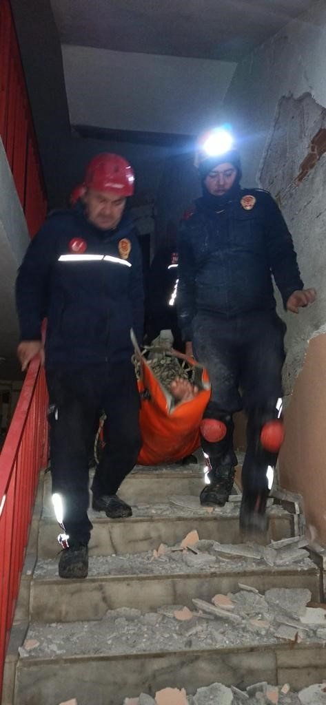 Hasarlı binada mahsur kalan yaşlı kadın kurtarıldı